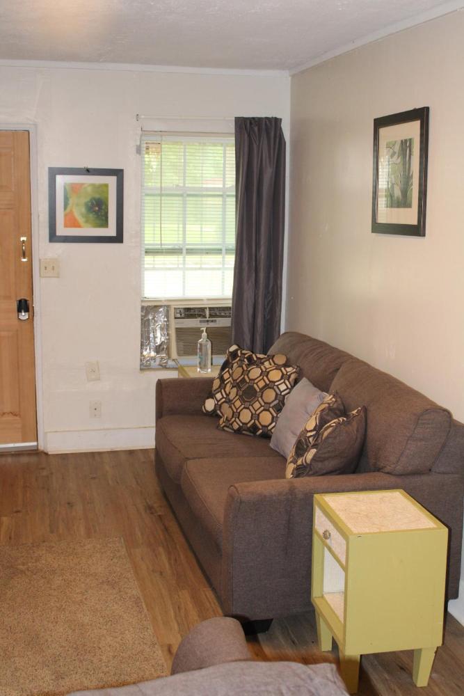 HISTORIC HILL APT2 (Downstairs)